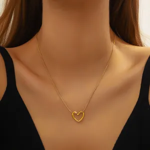 Collier minimaliste en plaqué or avec pendentif cœur ajouré et chaîne serpent pour femme