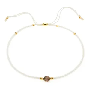 Bracciale boho regolabile in corda bianca con pietra semipreziosa e perline dorate