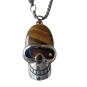 Dettaglio ravvicinato di una grande collana a teschio con pietra occhio di tigre in lega argento