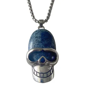 Collana con teschio oversize con pietra naturale blu e pendente punk argento