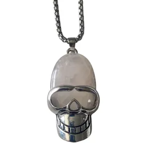 Collana con ciondolo a teschio oversize con cristallo rosa e catena box in argento lucido