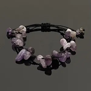 Détail du bracelet fait main en cordon tressé avec éclats d'améthyste naturelle brute