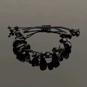 Bracelet minimaliste en pierres noires brutes avec cordon tressé réglable et poli