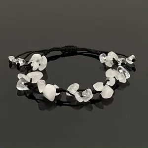 Détail macro de pierres de cristal blanc naturel sur un bracelet en cordon tressé noir