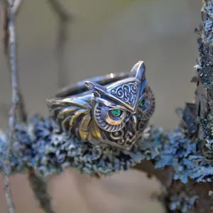Anello punk civetta retrò con occhi di pietre verdi su un ramo di muschio naturale