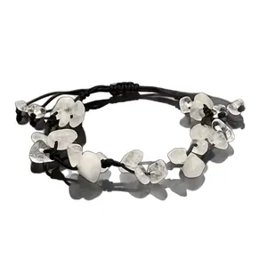 Bracelet en cristal blanc naturel avec pierres irrégulières et cordon noir réglable