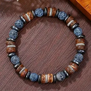 Détail d'un bracelet ethnique en perles de pierre bleue et oeil de tigre sur bois
