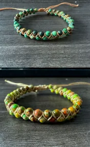 Detalle de pulseras tejidas a mano con cuentas de piedra natural de 6mm ajustables