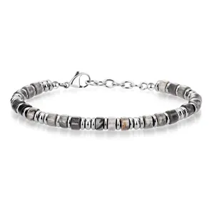 Bracelet fait main avec perles d'agate noire mate et détails métalliques argentés