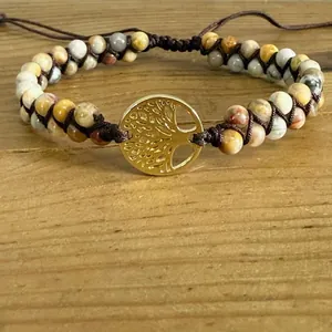 Bracelet bohème fait main en perles de turquoise avec breloque arbre de vie dorée sur bois