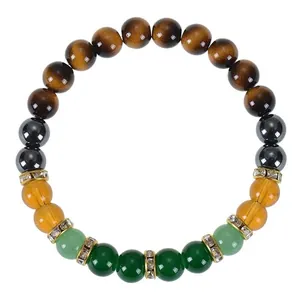 Detalle macro de la pulsera de la riqueza con ojo de tigre y cristal verde con aros dorados