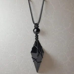 Detailansicht eines hexagonalen schwarzen Obsidian-Anhängers mit feiner Seilumwicklung