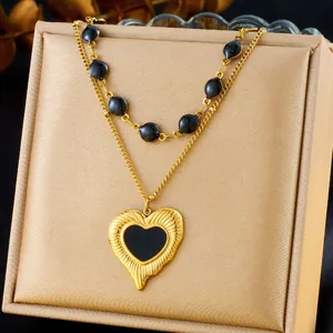 Collier double couche doré avec perles noires et pendentif en forme de cœur rayonnant