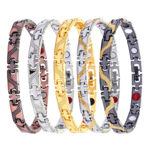 Détail de cinq bracelets magnétiques en diverses finitions avec une texture tressée
