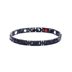 Détail du bracelet de magnétothérapie noir avec écailles texturées et inserts colorés