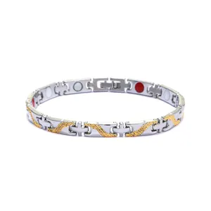 Détail d'un bracelet magnétique bicolore avec motif de croix et texture de dragon gaufrée