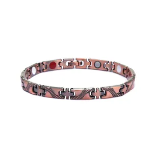 Vue détaillée du bracelet magnétique en cuivre avec relief serpent et perles de soin