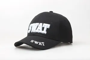 Détail de casquette de baseball tactique noire avec broderie SWAT blanche en 3D