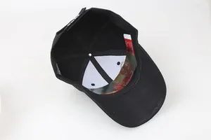 Vue détaillée de la casquette tactique en coton noir montrant la doublure et la broderie