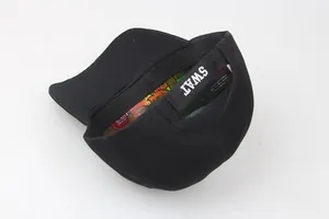Détail de la casquette noire avec broderie SWAT et doublure à imprimé graffiti coloré