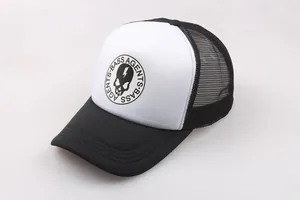 Klassische schwarz-weiße Trucker-Mütze mit Netzrücken und Bass Agents Totenkopf-Logo