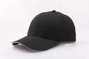 Detail der schwarzen Baseballkappe mit weißem Paspelrand und 6-Panel-Baumwolltwill