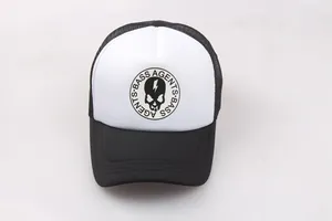 Klassischer schwarz-weißer Mesh-Trucker-Hat mit Bass Agents Totenkopf-Logo auf der Front