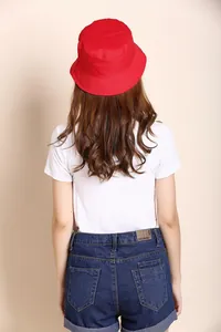 Rückansicht eines Models mit rotem Baumwoll-Anglerhut, weißem T-Shirt und Jeans-Shorts