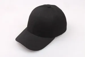 Detail einer klassischen schwarzen Baumwoll-Baseballkappe mit gebogenem Schirm und Krone