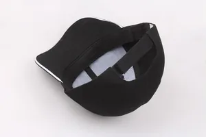 Detailansicht der schwarzen Baseballkappe mit weißem Piping und verstellbarem Gurtband