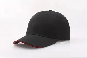 Klassische schwarze Baseballkappe mit rotem Sandwich-Schirm aus Baumwoll-Twill