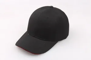 Klassische schwarze Baumwoll-Baseballkappe mit kontrastierendem rotem Rand am Schirm