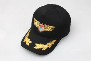 Detailansicht der patriotischen Flügel und Sternstickerei auf einer schwarzen Baumwollkappe
