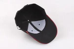 Schwarze Baseballkappe mit roter Paspelierung, Innenseite mit Schweißband und Futter