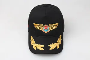 Detaillierte goldene Stickerei mit Militärabzeichen und Eichenlaub auf schwarzer Kappe
