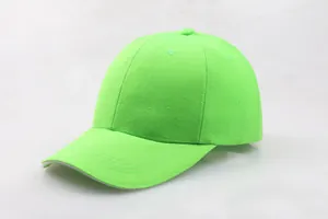 Detail einer neongrünen 6-Panel-Canvas-Baseballkappe mit verstärkten Nähten und Ösen