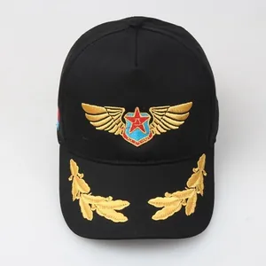 Militär-Baumwollkappe mit goldener Flügelstickerei und rotem Stern auf schwarzer Basis