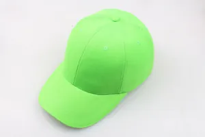 Makroaufnahme der neongrünen Twill-Stofftextur und Nähte einer Baseballkappe mit gebogenem Rand
