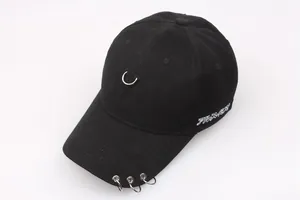 Detail einer schwarzen Baumwoll-Baseballkappe mit Silberringen und Stickerei