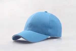 Detail der hellblauen Baumwoll-Baseballkappe mit sechs Paneelen und gebogenem Schirm