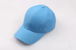 Detailansicht einer hellblauen Baumwoll-Baseballkappe mit Belüftungsösen und gebogenem Schirm