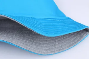 Detailansicht der Anglerhut-Krempe aus blauer Baumwolle mit verstärkten Nähten und Futter