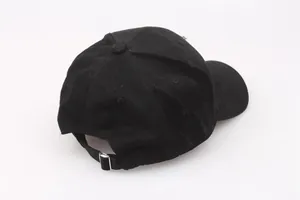 Rückansicht einer schwarzen Baumwoll-Baseballkappe mit verstellbarer silberner Metallschnalle