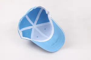 Detail der hellblauen Baseballkappe mit weißem Schweißband und Waschetikett innen