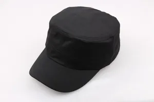 Detailansicht einer schwarzen Baumwoll-Military-Cap mit horizontalen Doppelnaht-Akzenten