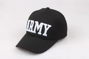 Detailaufnahme der weißen ARMY-Stickerei auf einer schwarzen taktischen Militär-Baseballkappe