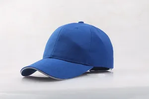 Detail der dunkelblauen Baseballkappe aus Baumwoll-Twill mit weißem Sandwich-Schirm