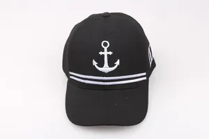 Klassische schwarze Baseballkappe im Matrosenstil mit weißer Ankerstickerei und Streifen