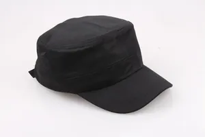 Nahaufnahme einer schwarzen Flat-Top-Militärkappe aus Baumwolle mit steifem Schirm
