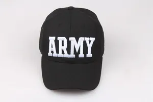 Nahaufnahme der weißen 3D-Stickerei ARMY auf einer schwarzen taktischen Baumwollkappe